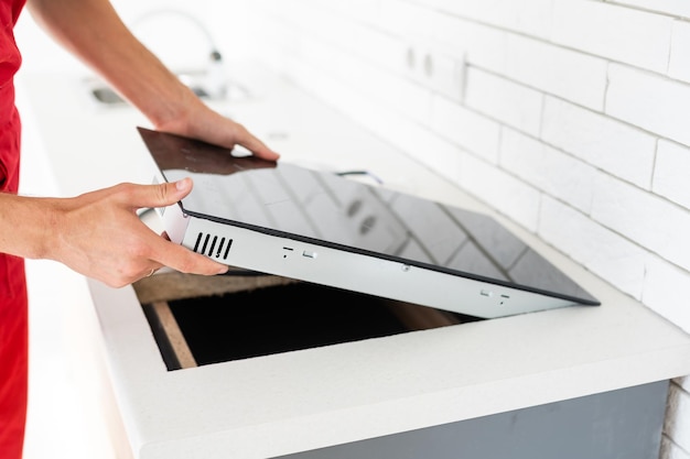 Installation du réchaud à induction ou de la table de cuisson par un maître.