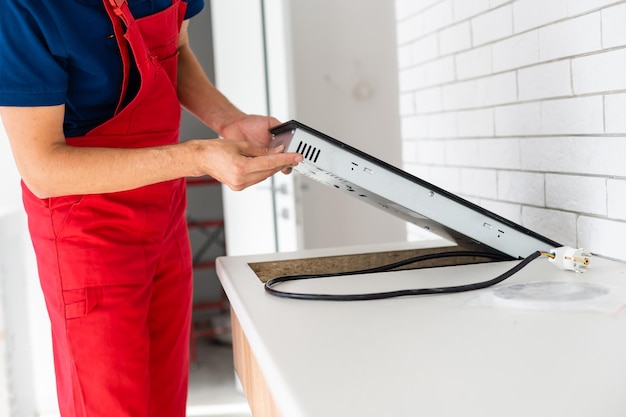 Installation Du Réchaud à Induction Ou De La Table De Cuisson Par Un Maître.