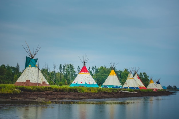 Installation des maisons traditionnelles des Amérindiens