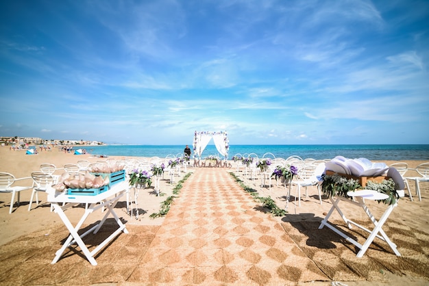 Installation de mariage sur la plage