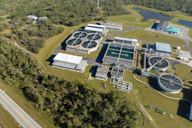 Installation moderne d'épuration de l'eau à l'usine de traitement des eaux usées urbaines Processus d'élimination des produits chimiques indésirables, des solides en suspension et des gaz du liquide contaminé