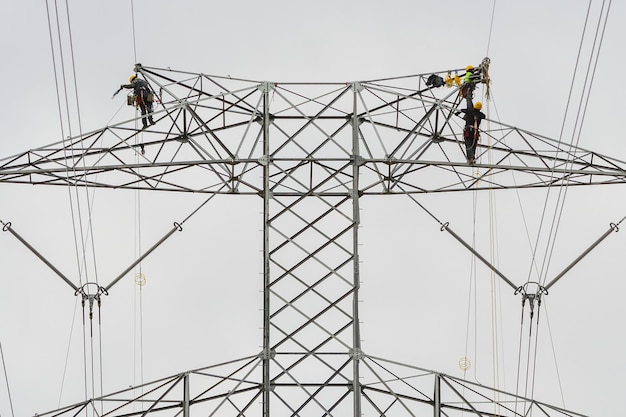 Installation et montage de pylônes électriques de grande hauteur