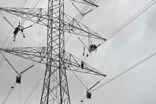 Installation et montage de pylônes électriques de grande hauteur