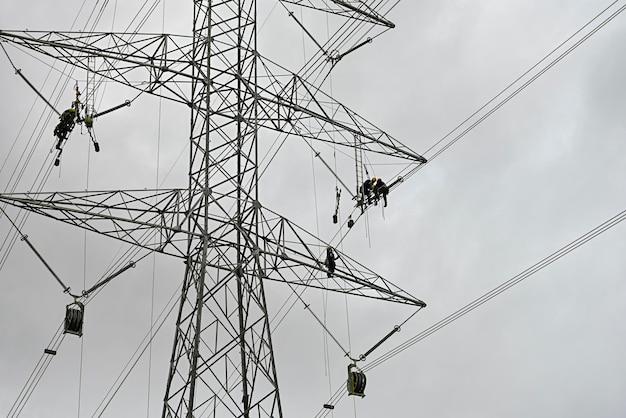 Installation Et Montage De Pylônes électriques De Grande Hauteur