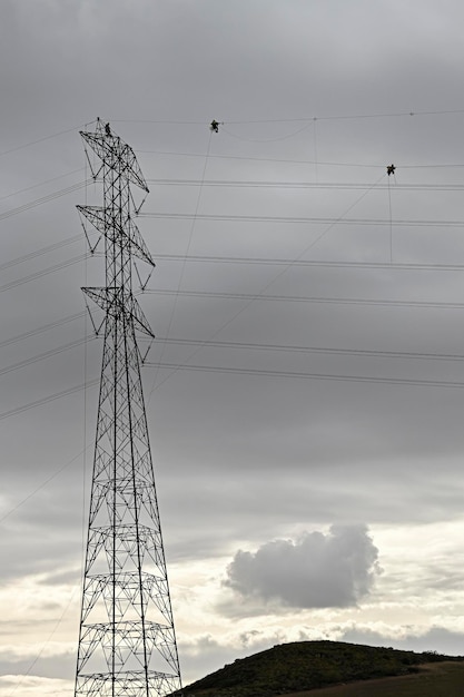 Installation et montage de pylônes électriques de grande hauteur