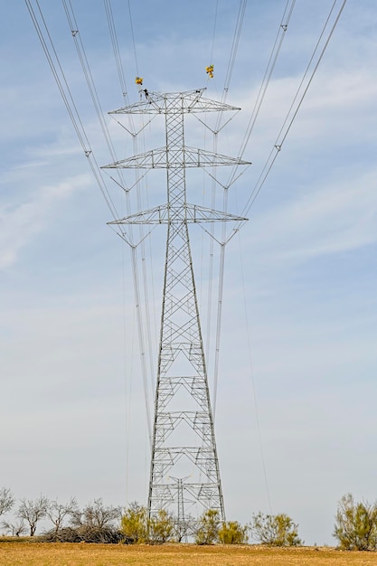 Installation et montage de pylônes électriques de grande hauteur