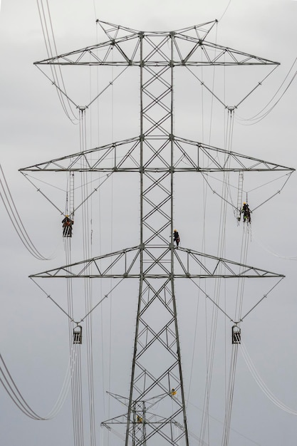 Installation et montage de pylônes électriques de grande hauteur