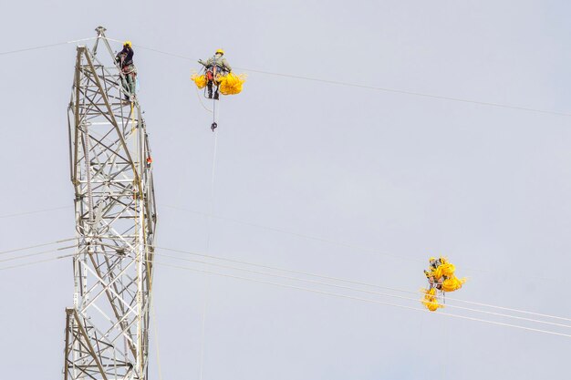 Installation et montage de pylônes électriques de grande hauteur