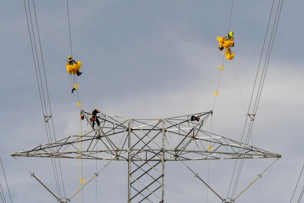 Installation et montage de pylônes électriques de grande hauteur