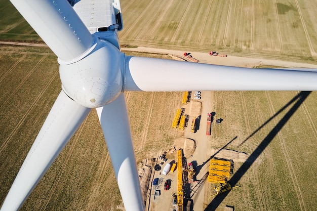 Installation d'un nouveau générateur éolien Entretien des turbines éoliennes Chantier de construction avec grues pour l'assemblage de la tour éolienne Énergie éolienne et énergies renouvelables