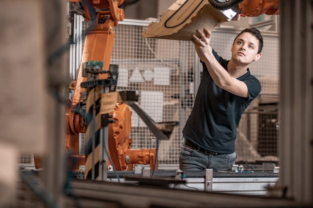 Installation de nouveaux bras de robot dans l'usine pour moderniser la production