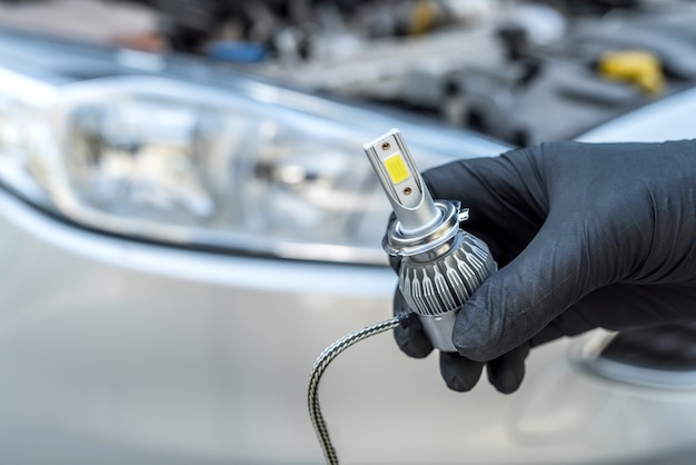 Installation D'une Nouvelle Ampoule De Phare De Voiture Halogène