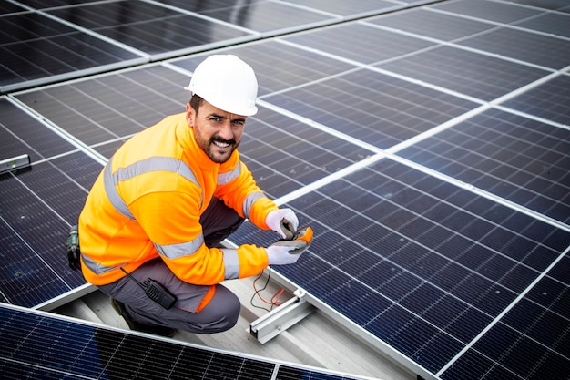 Installation de panneaux solaires photovoltaïques pour centrale électrique