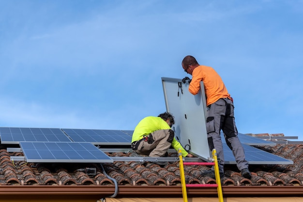 Photo l'installation de panneaux solaires représente une économie d'énergie très importante