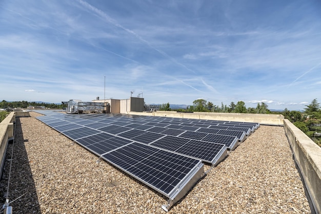 Installation de panneaux solaires sur le toit d'un bâtiment