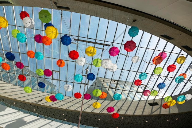 Photo installation de parapluies colorés sous le toit du centre commercial