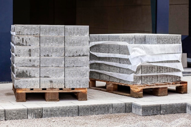 Installation de pavés sur un sol en gravier en Allemagne. Pose de patio en briques de béton ou de pavés.