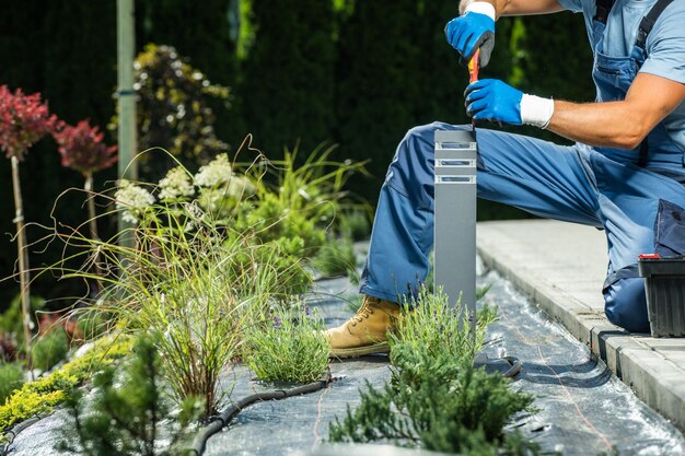 Photo installation d'un poteau d'éclairage à del pour jardin d'arrière-cour