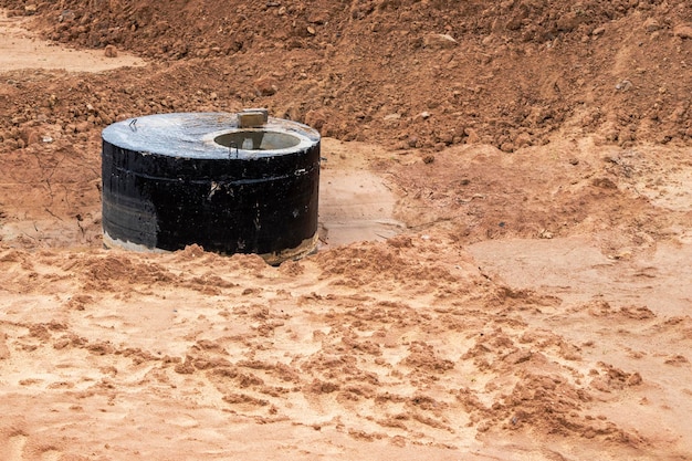 Installation d'un puits en béton armé pour l'approvisionnement en eau et l'assainissement sur le chantier de construction