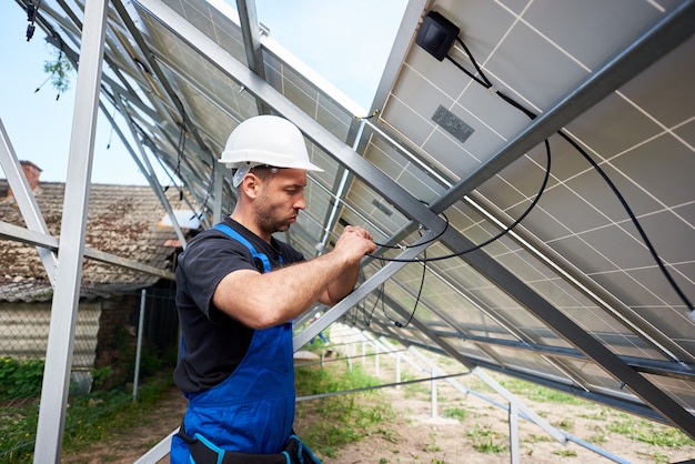 Installation de système de panneau solaire autonome, énergie verte renouvelable