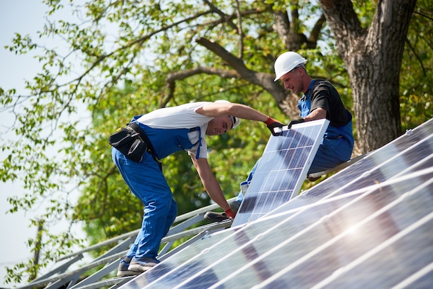 Installation de système de panneaux solaires autonomes, énergie verte renouvelable