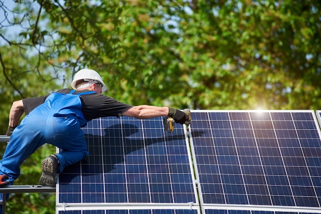 Installation de système de panneaux solaires autonomes, énergie verte renouvelable