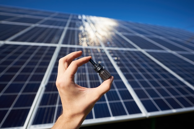 Installation d'un système de panneaux solaires photovoltaïques autonomes