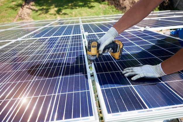 Photo installation d'un système de panneaux solaires photovoltaïques autonomes