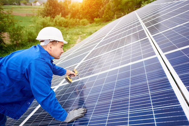 Installation d'un système de panneaux solaires photovoltaïques autonomes