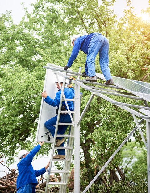 Installation d'un système de panneaux solaires photovoltaïques autonomes