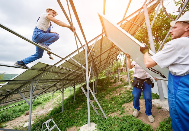 Photo installation d'un système de panneaux solaires photovoltaïques autonomes