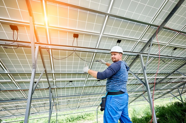 Installation d'un système de panneaux solaires photovoltaïques autonomes