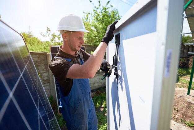 Installation d'un système de panneaux solaires photovoltaïques autonomes