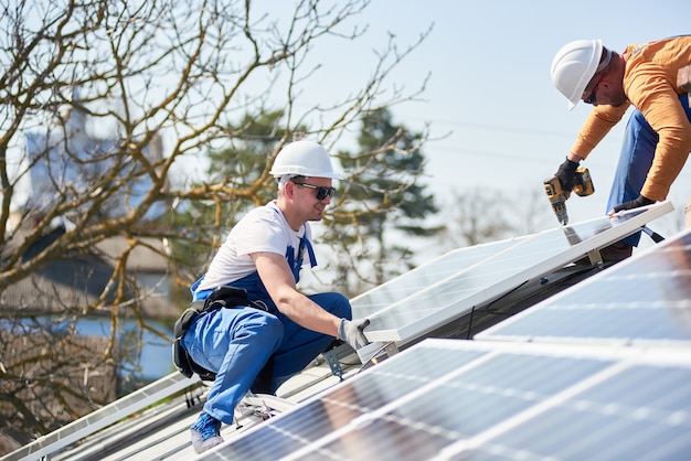 Installation d'un système de panneaux solaires photovoltaïques sur le toit de la maison