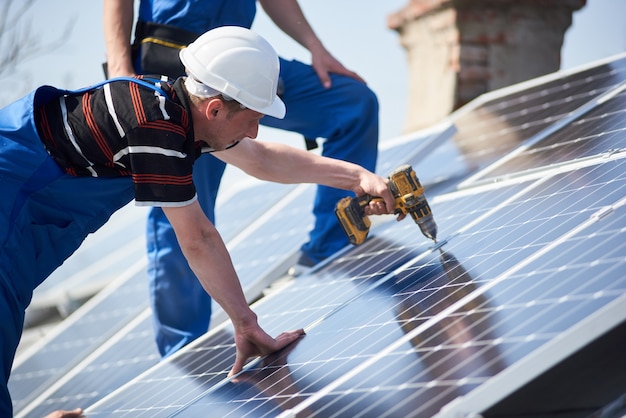 Installation d'un système de panneaux solaires photovoltaïques sur le toit de la maison