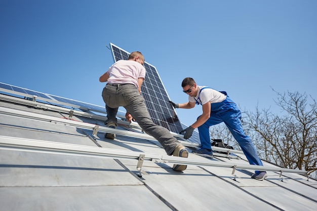 Installation d'un système de panneaux solaires photovoltaïques sur le toit de la maison