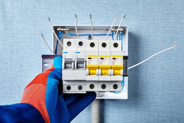 Installation d'un tableau pour l'alimentation électrique domestique.