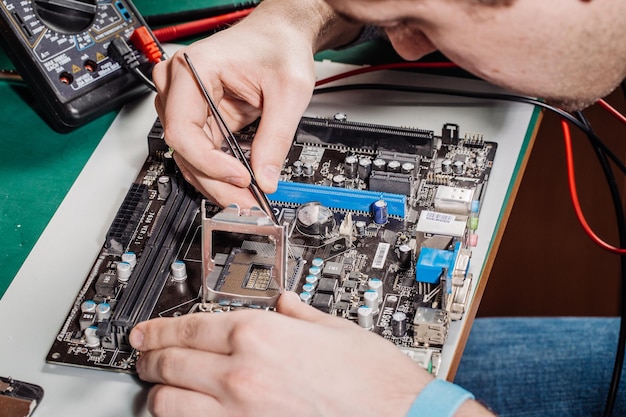 Installation technique de la puce du processeur sur l'ordinateur de la carte mère