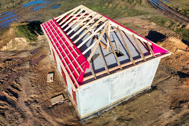 Installation d'un toit métallique à partir d'une tôle profilée Vue d'en haut Tournage d'un chantier avec un drone Le dispositif d'un toit métallique sur le bâtiment