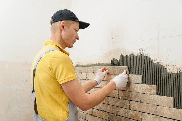 Installation des tuiles sur le mur.