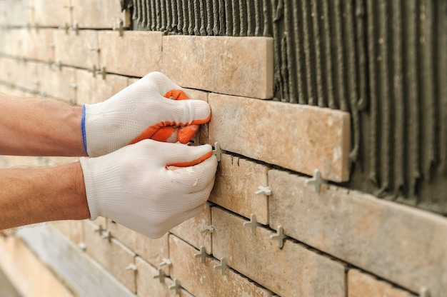 Installation des tuiles sur le mur.