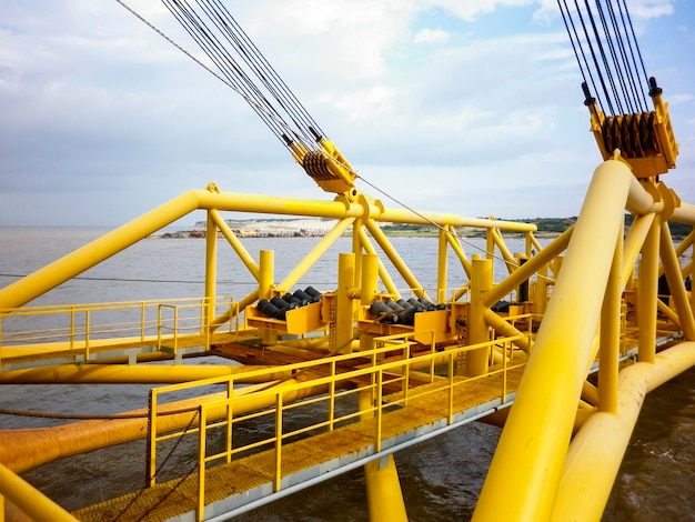 Photo installation de tuyaux avec une grue de barge à tuyaux près du rivage descente du pipeline jusqu'à un fond épuisant avec la barge à tubes installation du pipeline de gaz sous-marin