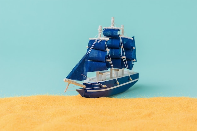 Photo installation d'un voilier amarré à une plage de sable. le concept de voyage et d'aventure. installation.