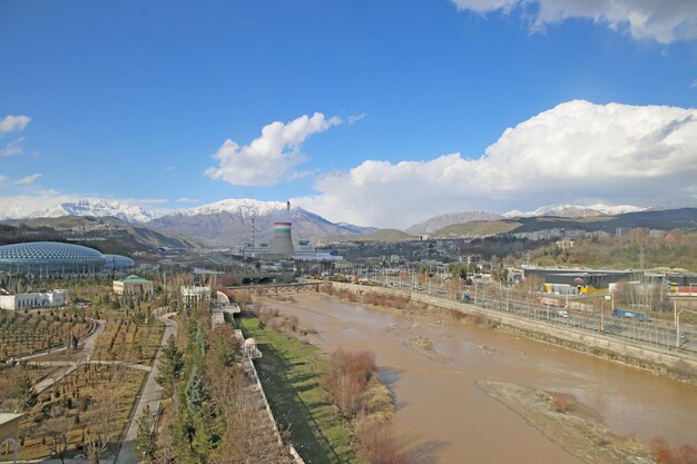 Installations de protection contre les coulées de boue sur la rivière Dushanbinka Dushanbe Tadjikistan