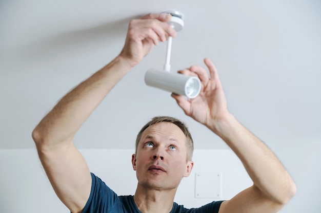 Installer une lampe à la maison.