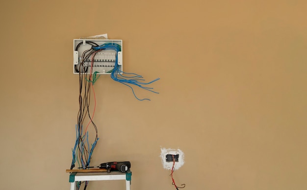 Installez le câblage électrique du panneau du disjoncteur de la boîte sur le fond du mur