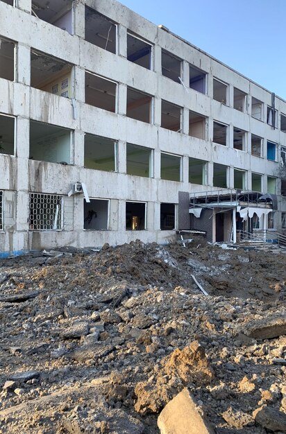 Photo institution éducative détruite après une attaque par missile