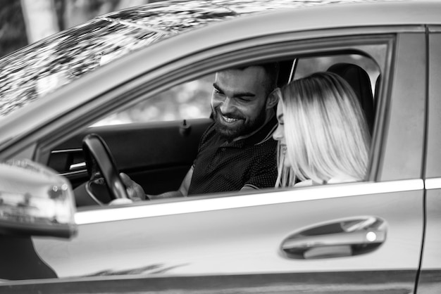 Instructeur de conduite et étudiante en voiture d&#39;examen