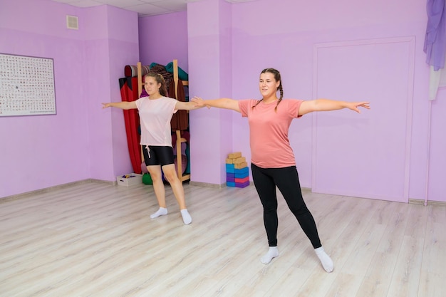 L'instructeur de danse montre les éléments du numéro à une autre fille Entraînement de danse