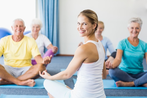 Instructeur effectuant du yoga avec des personnes âgées